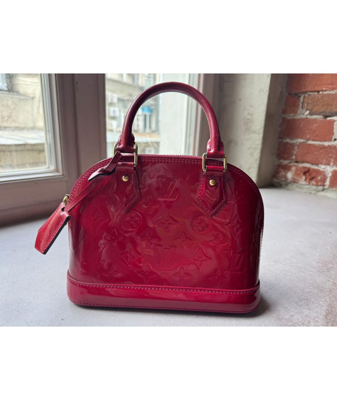 LOUIS VUITTON Красная сумка с короткими ручками из лакированной кожи, фото 6