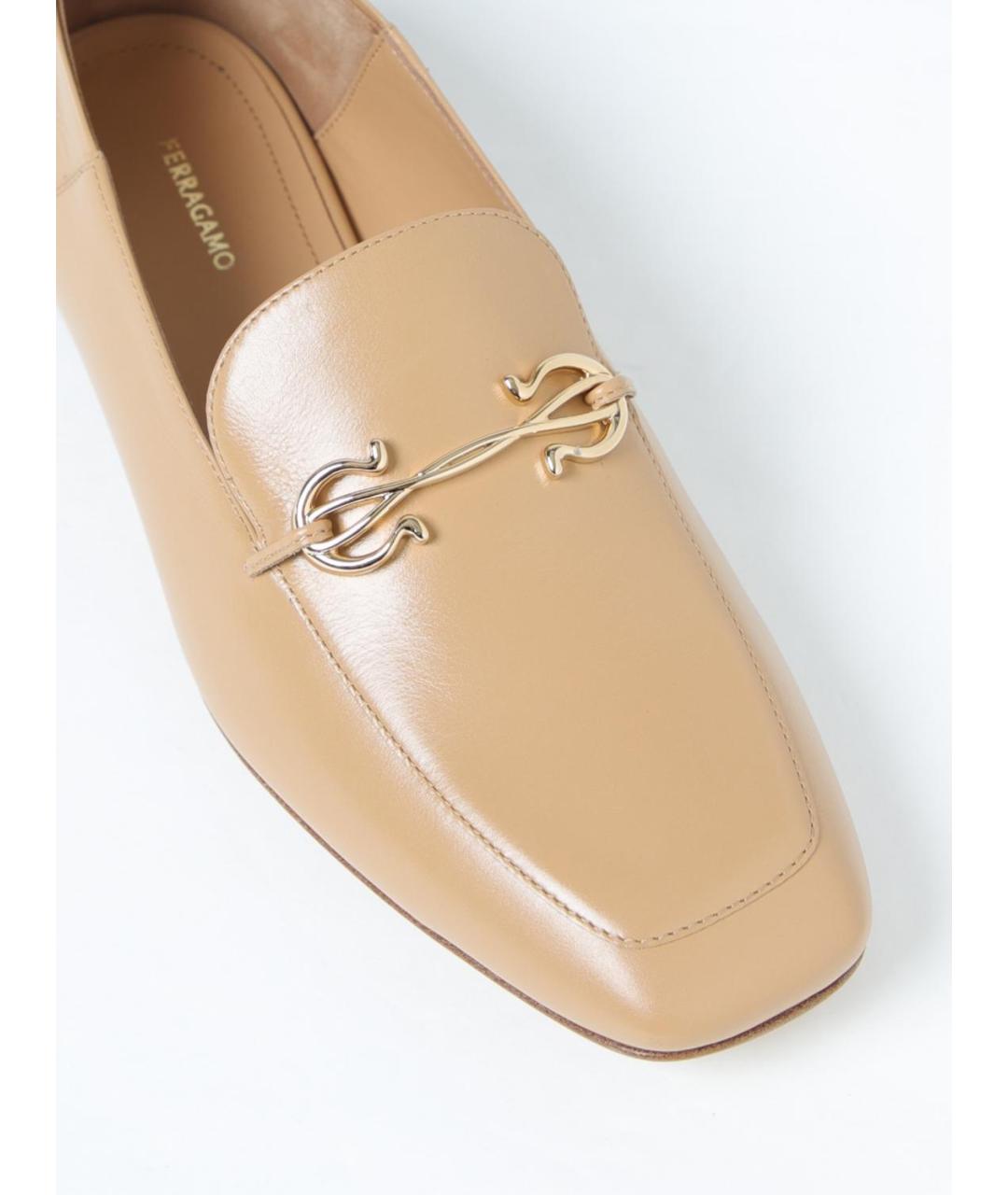 FERRAGAMO Бежевые кожаные лоферы, фото 4