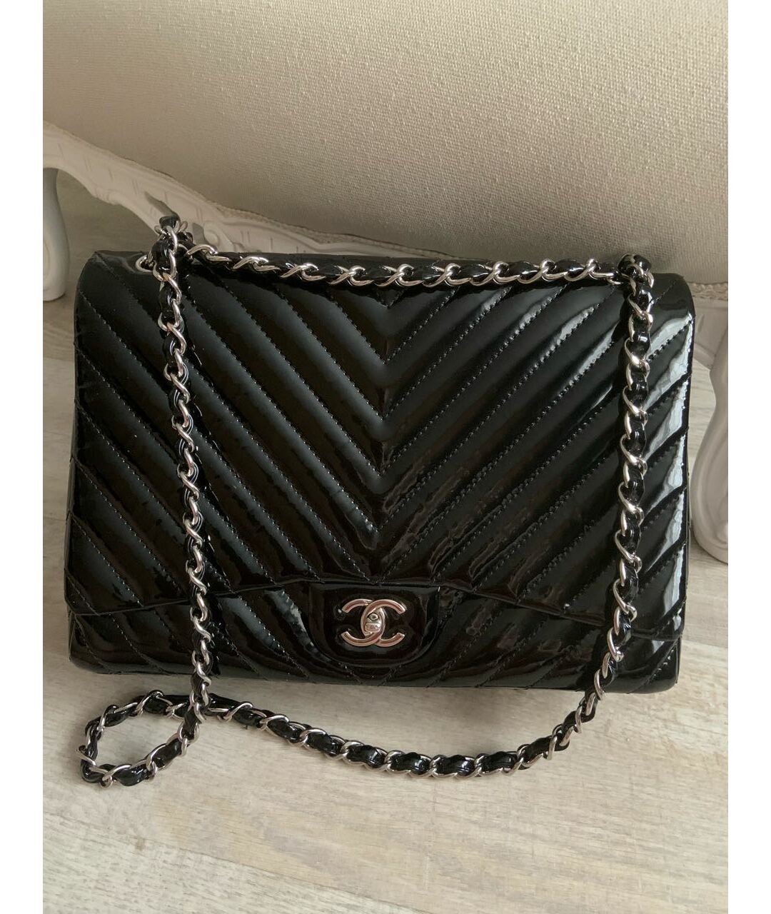 CHANEL Черная сумка через плечо из лакированной кожи, фото 4