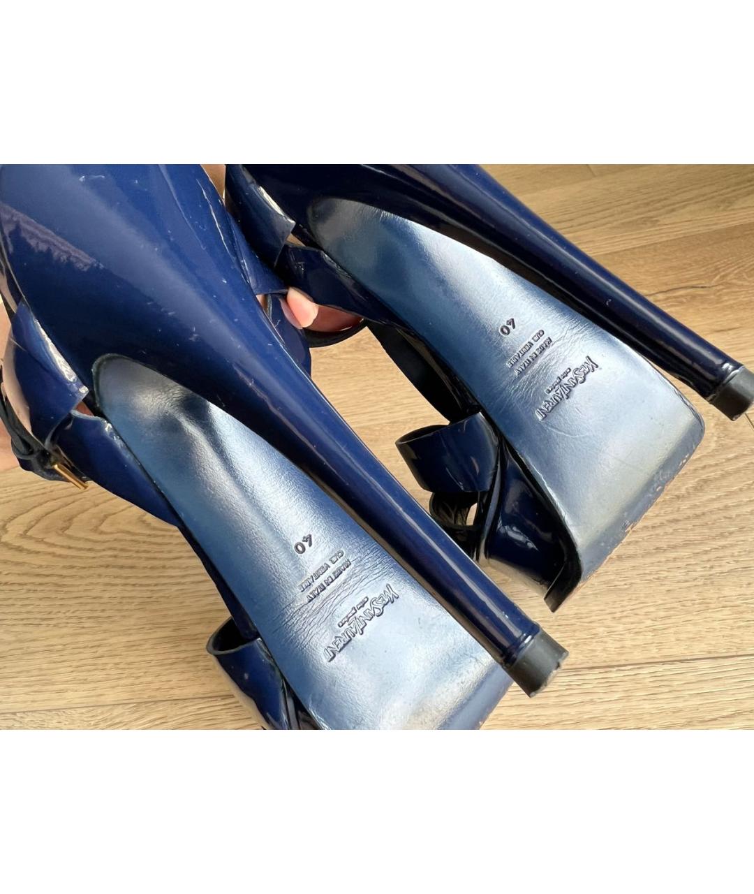 SAINT LAURENT Темно-синие босоножки из лакированной кожи, фото 6