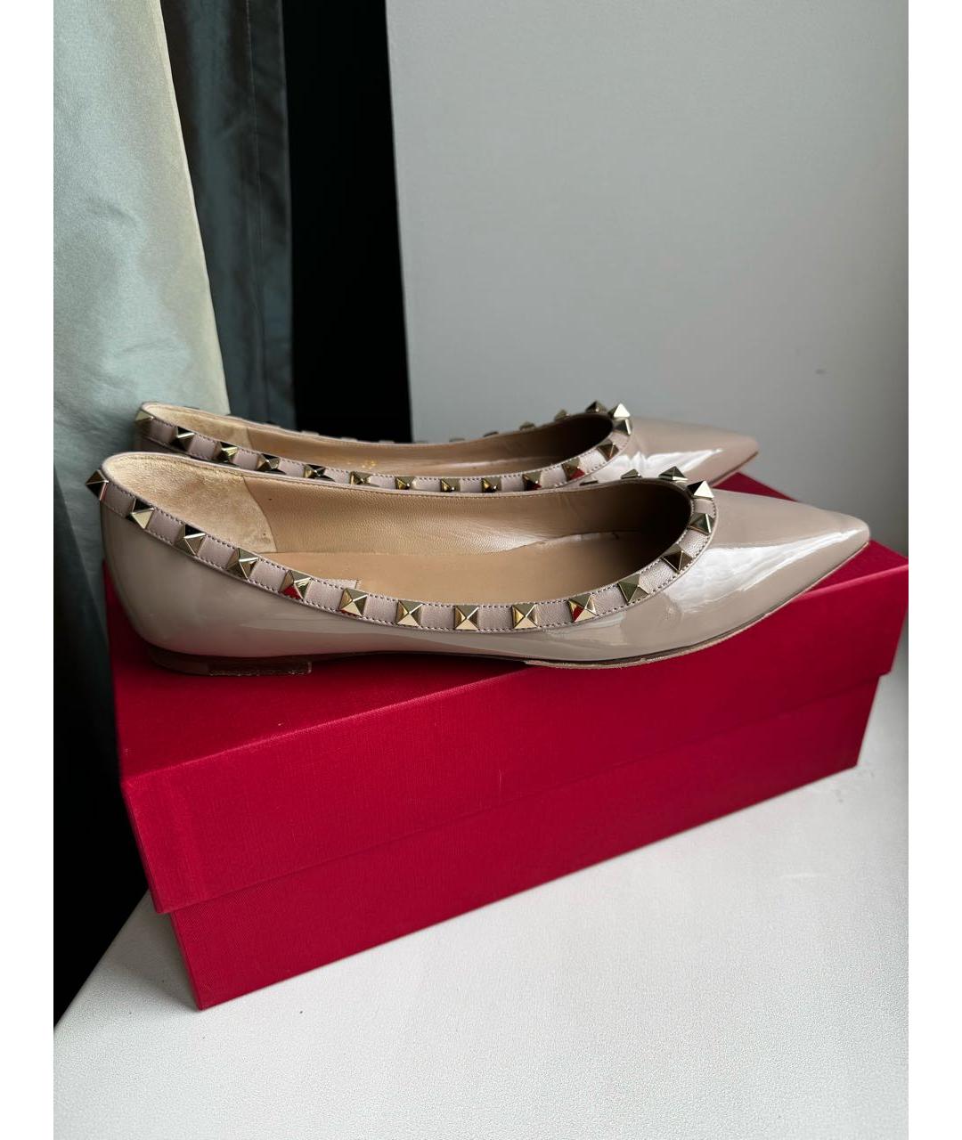 VALENTINO Бежевые балетки из лакированной кожи, фото 6