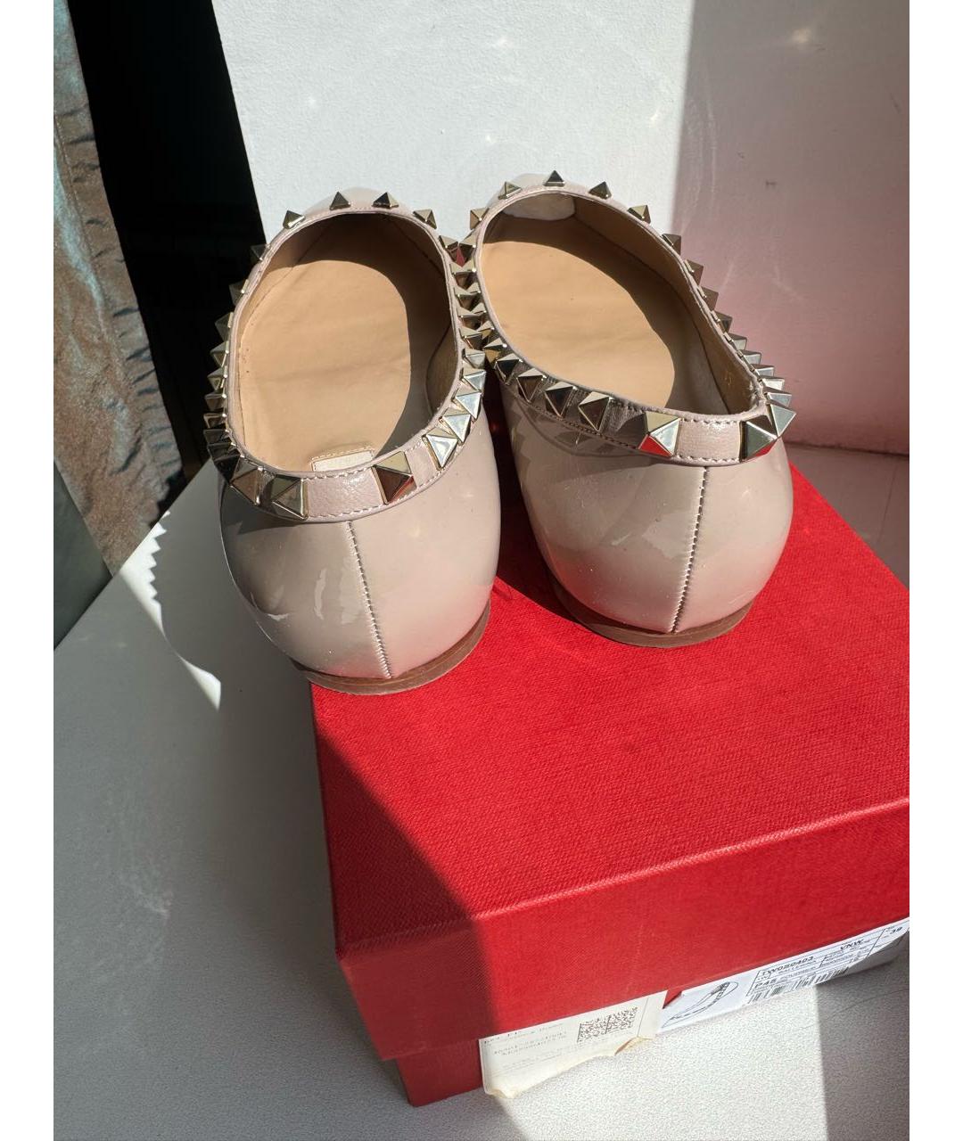 VALENTINO Бежевые балетки из лакированной кожи, фото 5