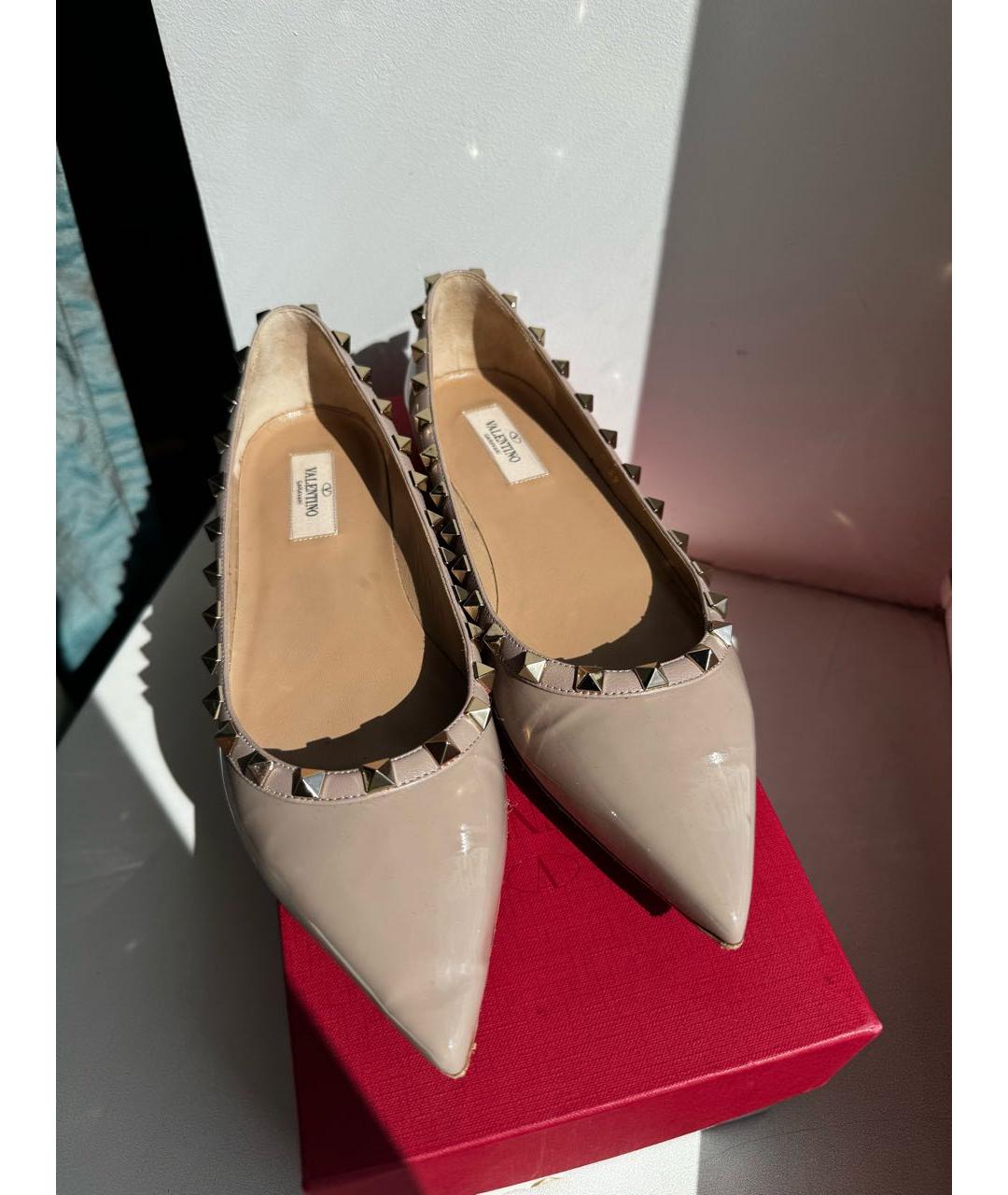 VALENTINO Бежевые балетки из лакированной кожи, фото 2