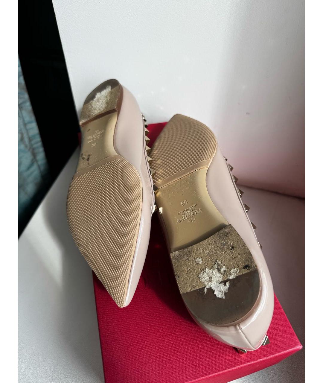 VALENTINO Бежевые балетки из лакированной кожи, фото 4