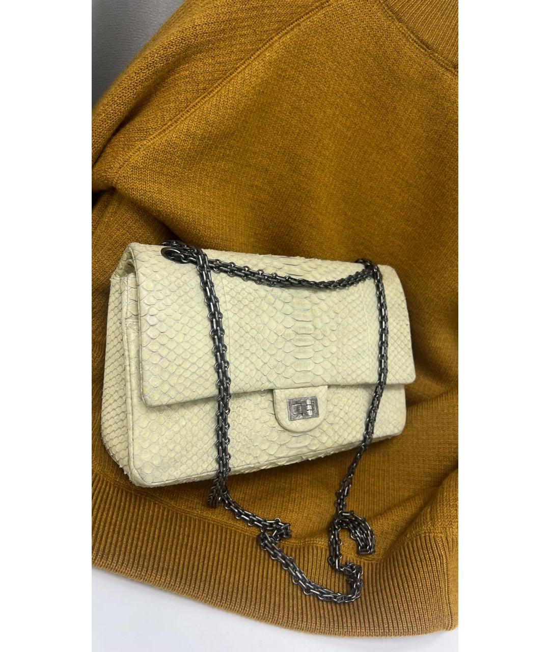 CHANEL Бежевая сумка с короткими ручками из экзотической кожи, фото 2