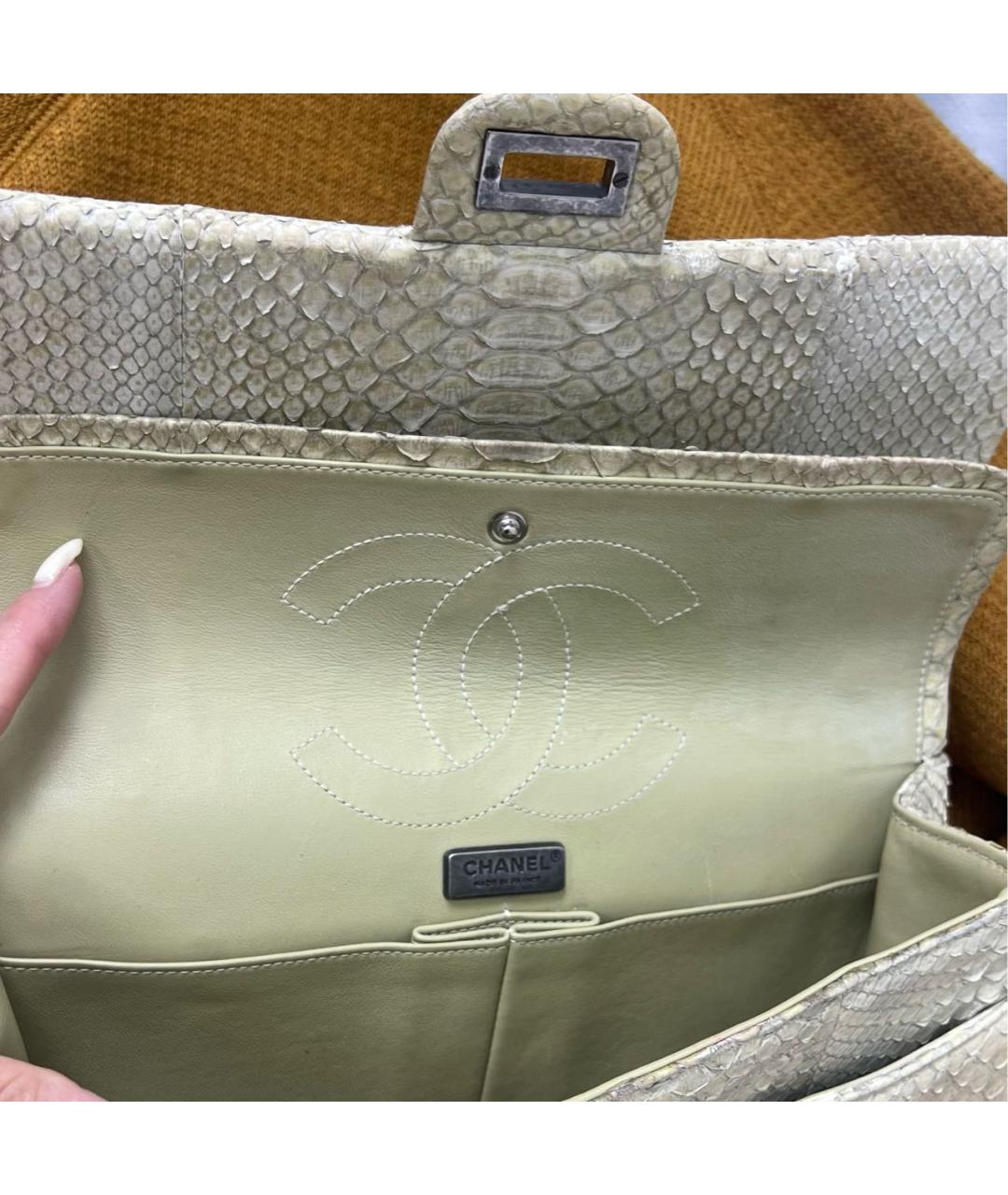CHANEL Бежевая сумка с короткими ручками из экзотической кожи, фото 4