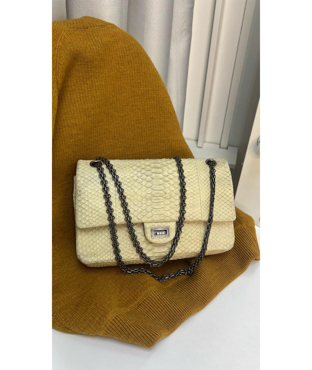 CHANEL Бежевая сумка с короткими ручками из экзотической кожи, фото 8