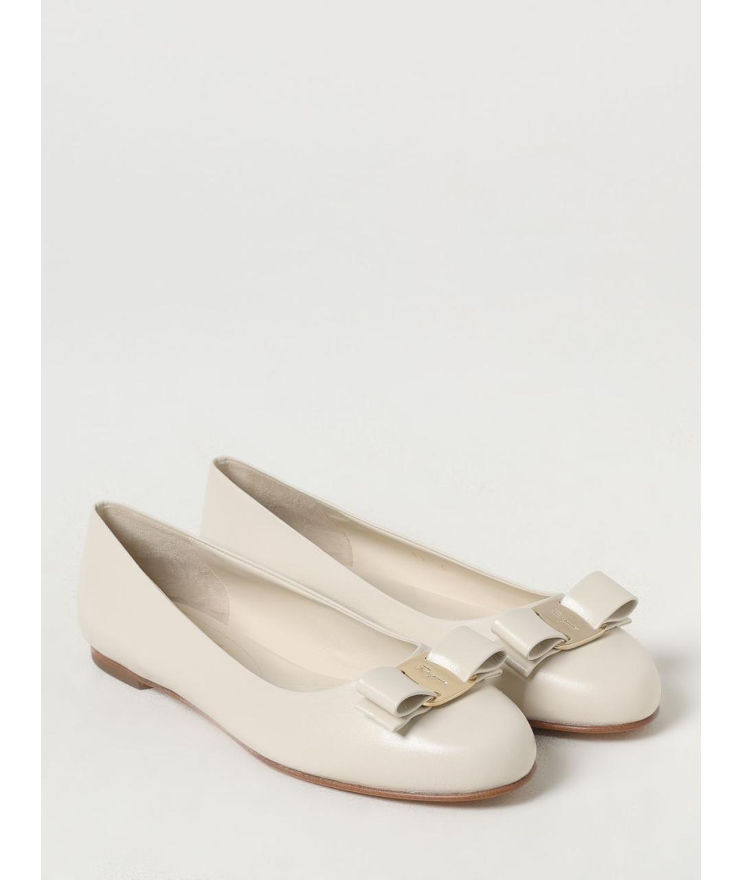 FERRAGAMO Белые кожаные балетки, фото 2