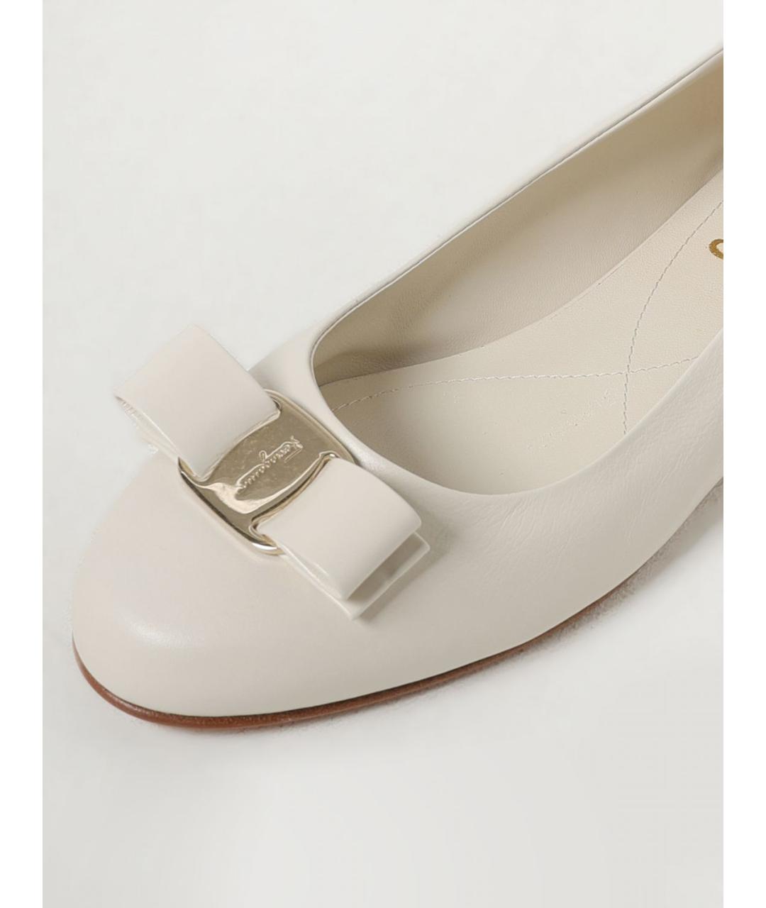 FERRAGAMO Белые кожаные балетки, фото 4
