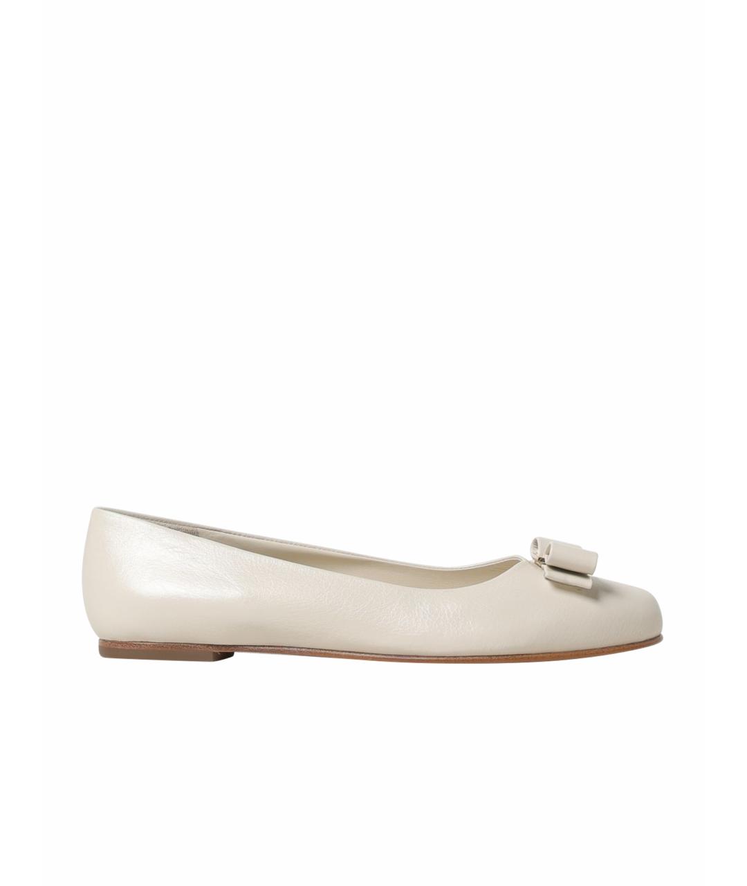 FERRAGAMO Белые кожаные балетки, фото 1