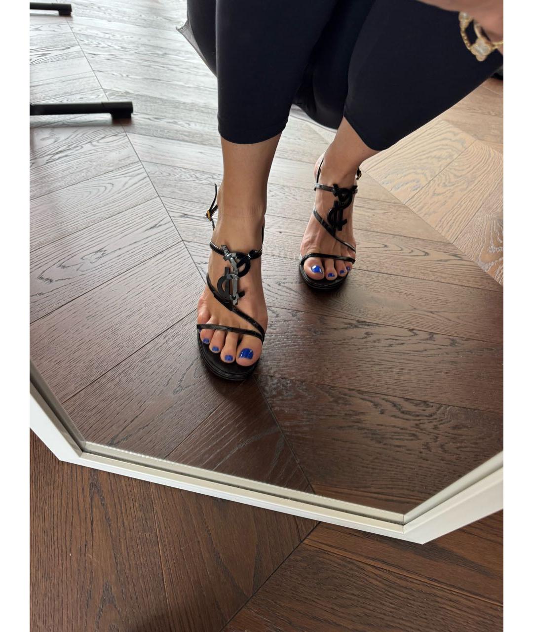 SAINT LAURENT Черные босоножки из лакированной кожи, фото 3