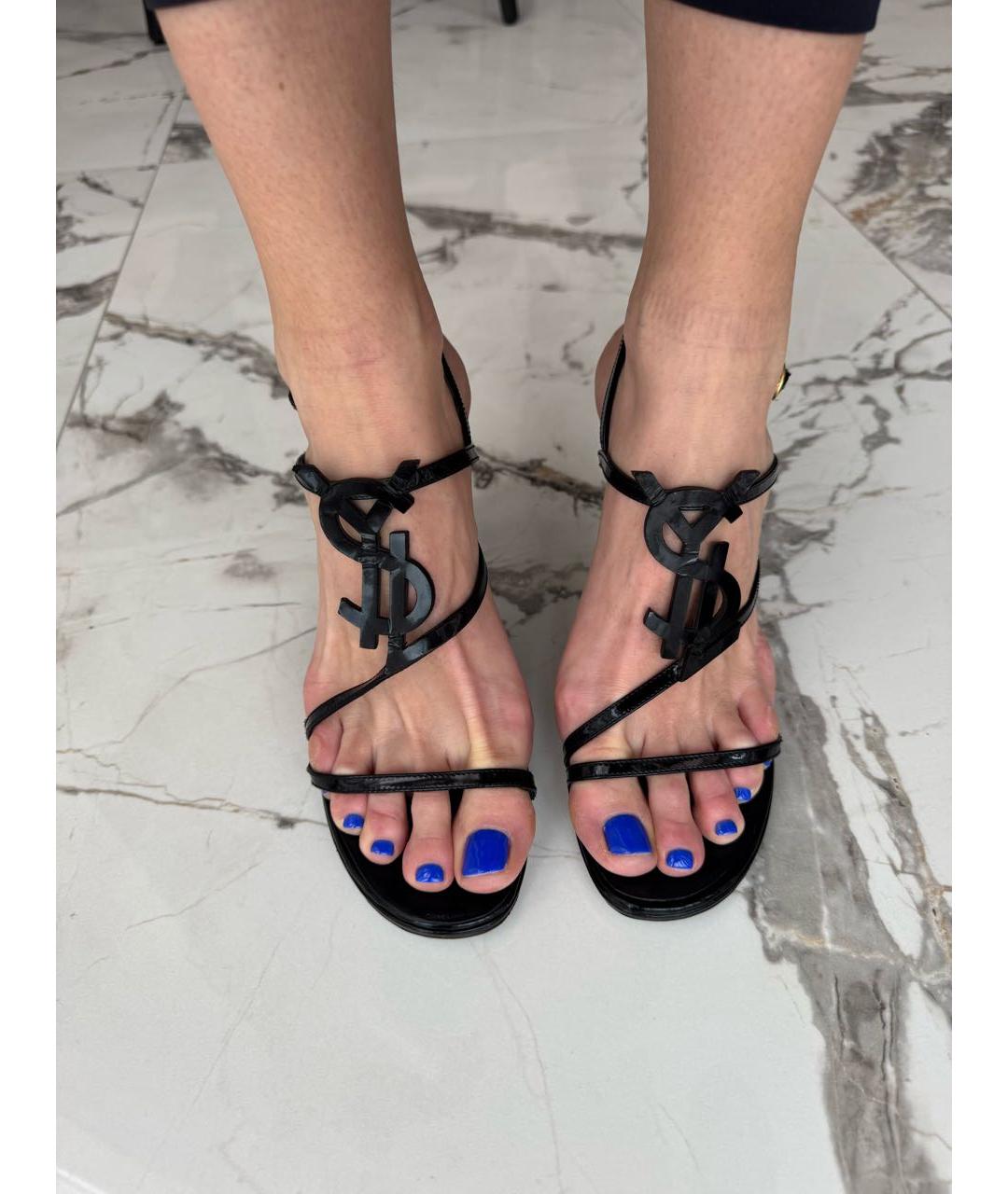 SAINT LAURENT Черные босоножки из лакированной кожи, фото 2