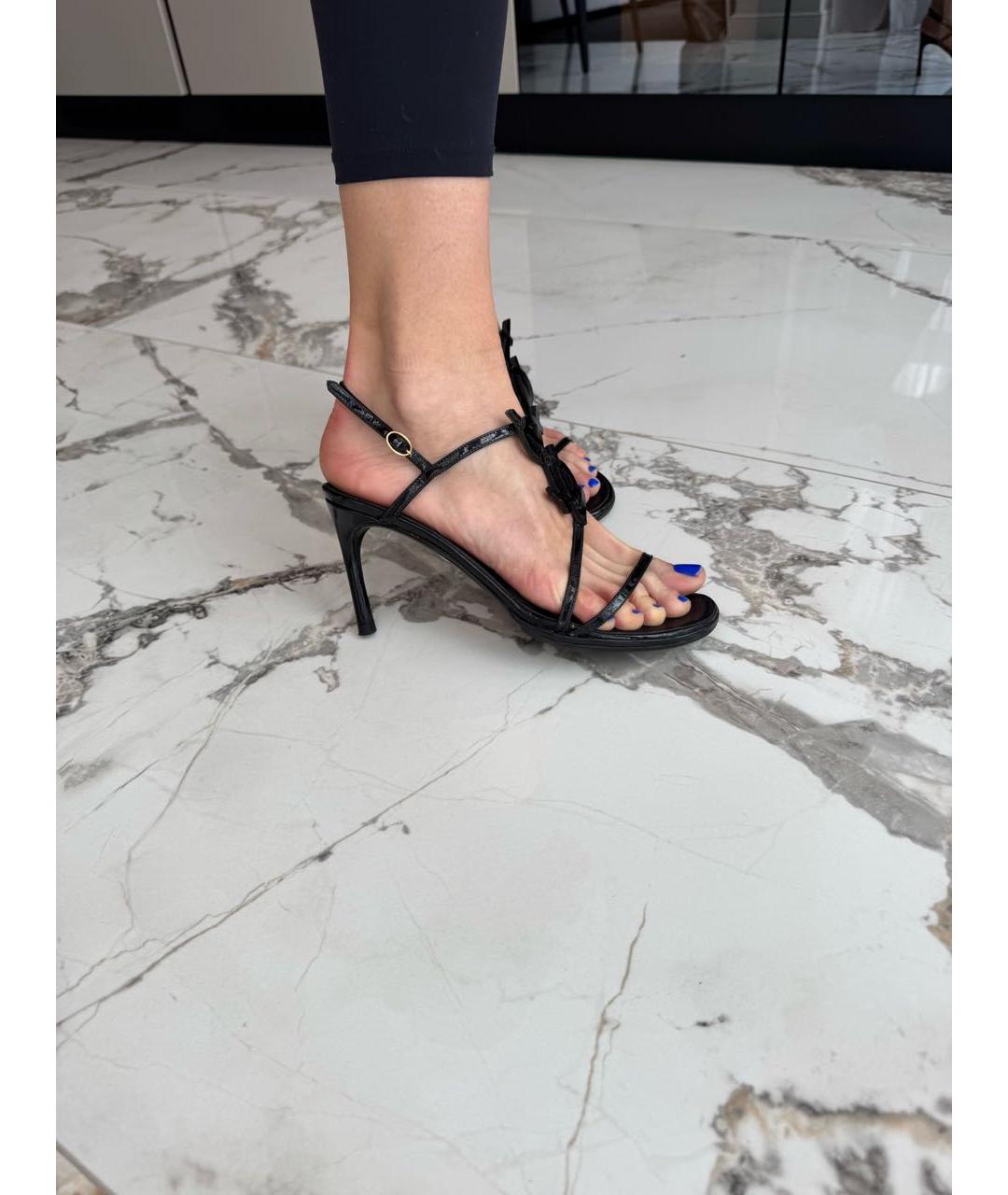 SAINT LAURENT Черные босоножки из лакированной кожи, фото 4
