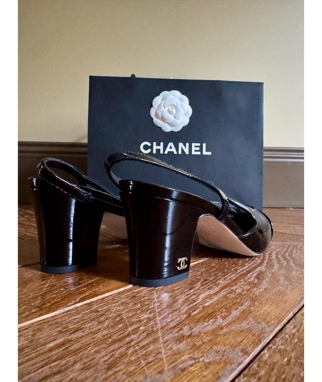 CHANEL Черные лодочки на низком каблуке из лакированной кожи, фото 3