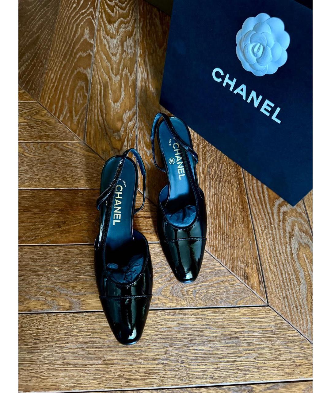 CHANEL Черные лодочки на низком каблуке из лакированной кожи, фото 2