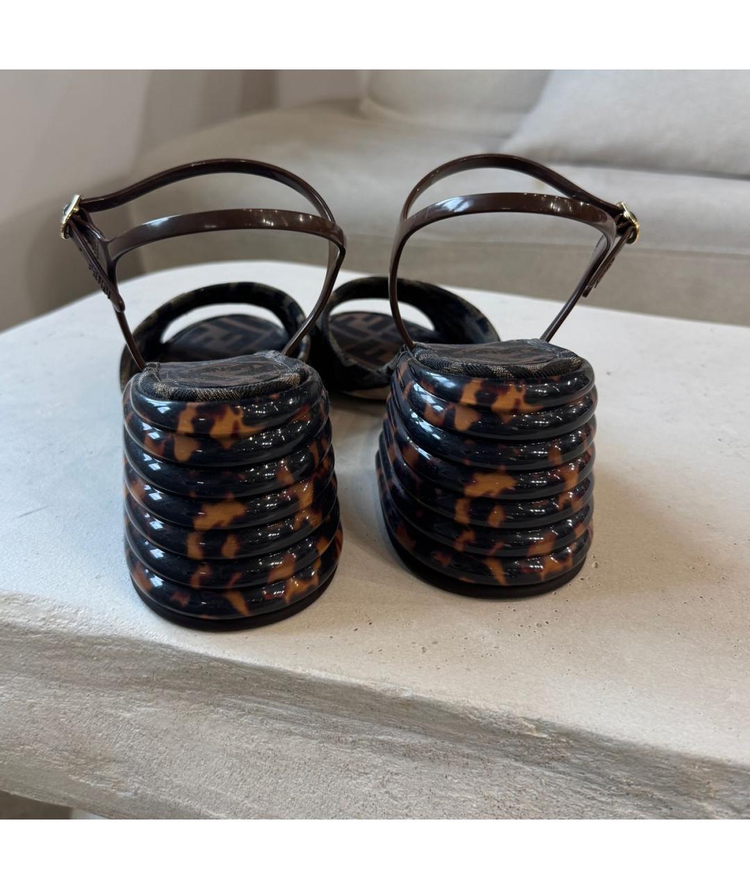 FENDI Коричневые текстильные босоножки, фото 4