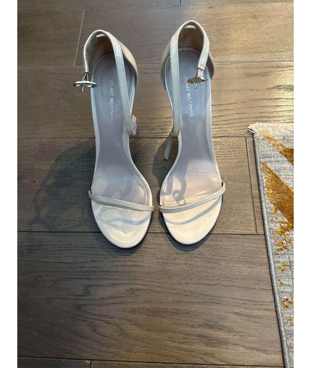 STUART WEITZMAN Бежевые босоножки из лакированной кожи, фото 2