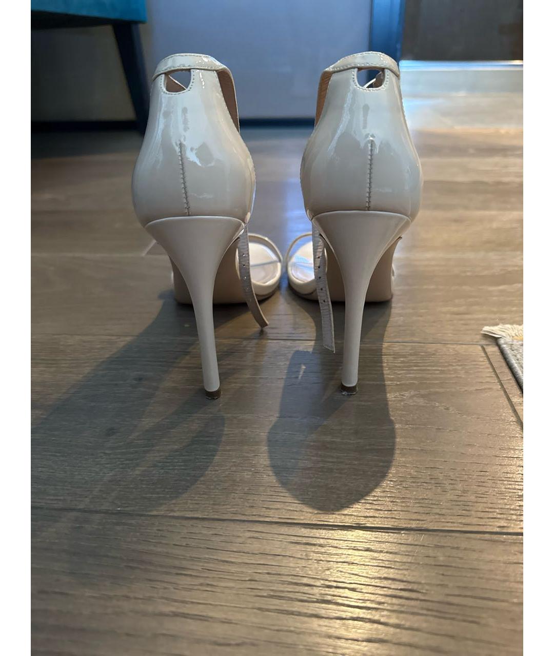 STUART WEITZMAN Бежевые босоножки из лакированной кожи, фото 4