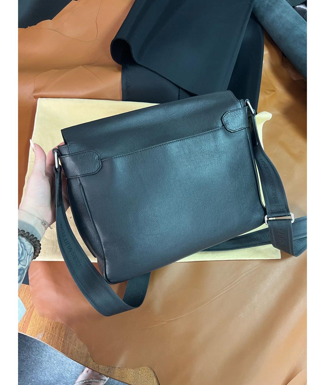 LOUIS VUITTON Черная кожаная сумка на плечо, фото 3