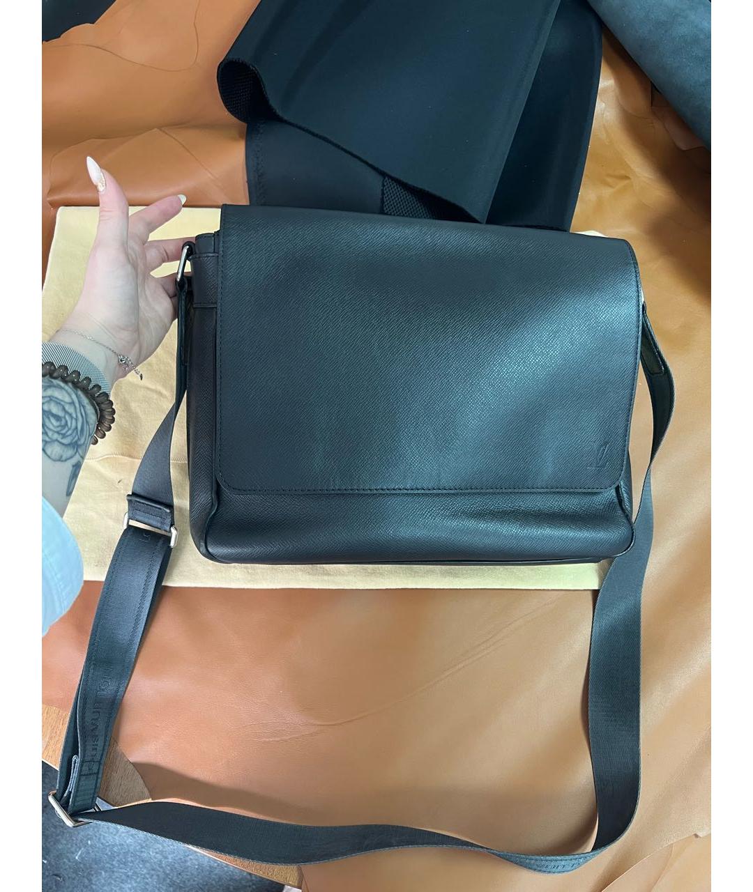 LOUIS VUITTON Черная кожаная сумка на плечо, фото 9