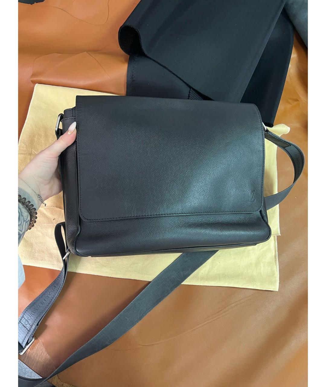 LOUIS VUITTON Черная кожаная сумка на плечо, фото 6