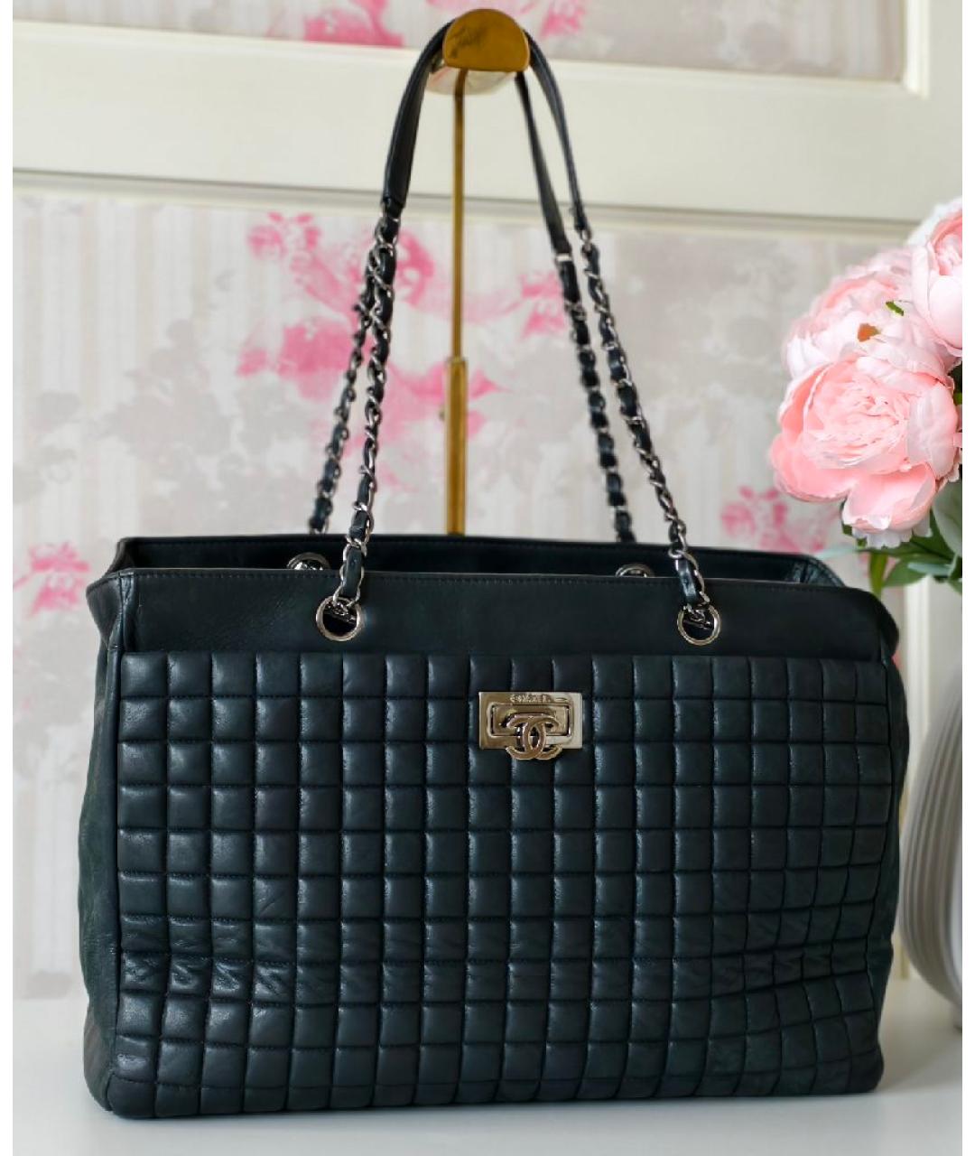 CHANEL Черная кожаная сумка с короткими ручками, фото 2