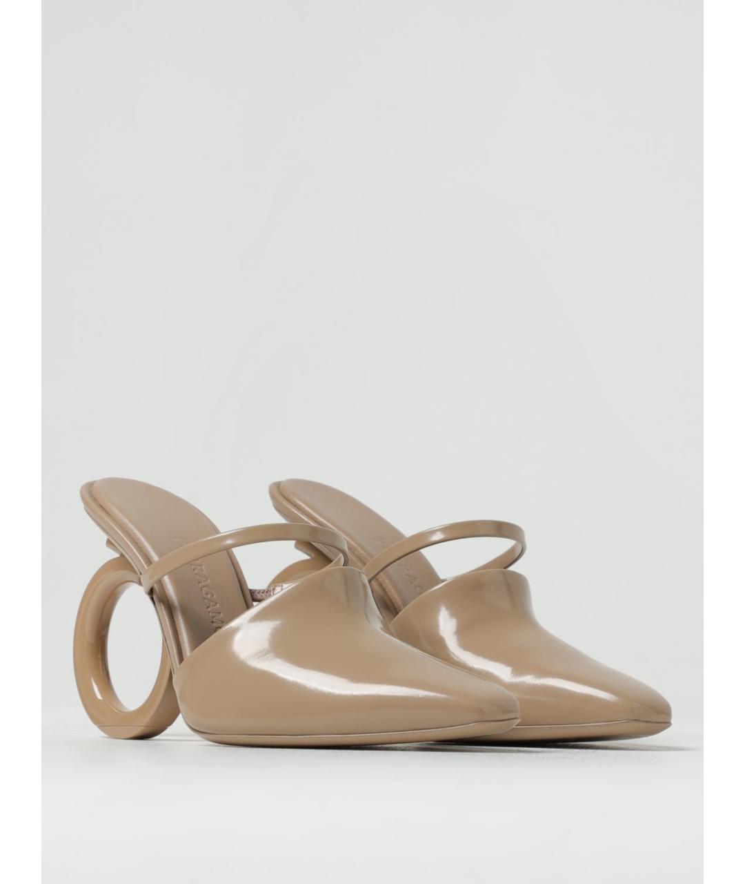 FERRAGAMO Бежевые мюли из лакированной кожи, фото 2