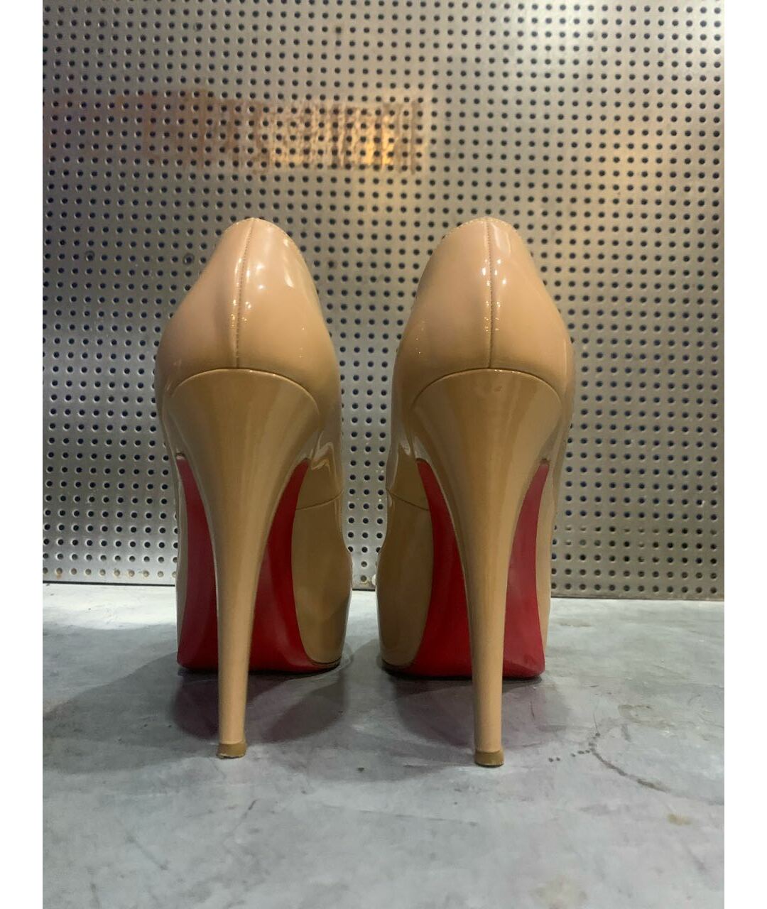 CHRISTIAN LOUBOUTIN Бежевые туфли из лакированной кожи, фото 4