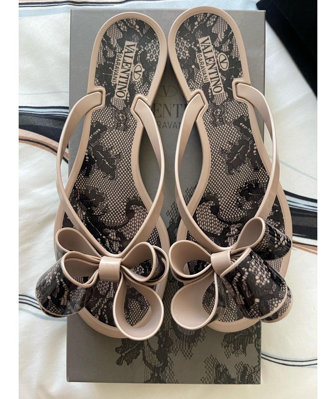 VALENTINO Бежевые резиновые шлепанцы, фото 2