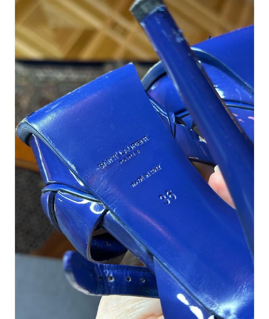 SAINT LAURENT Синие босоножки из лакированной кожи, фото 6
