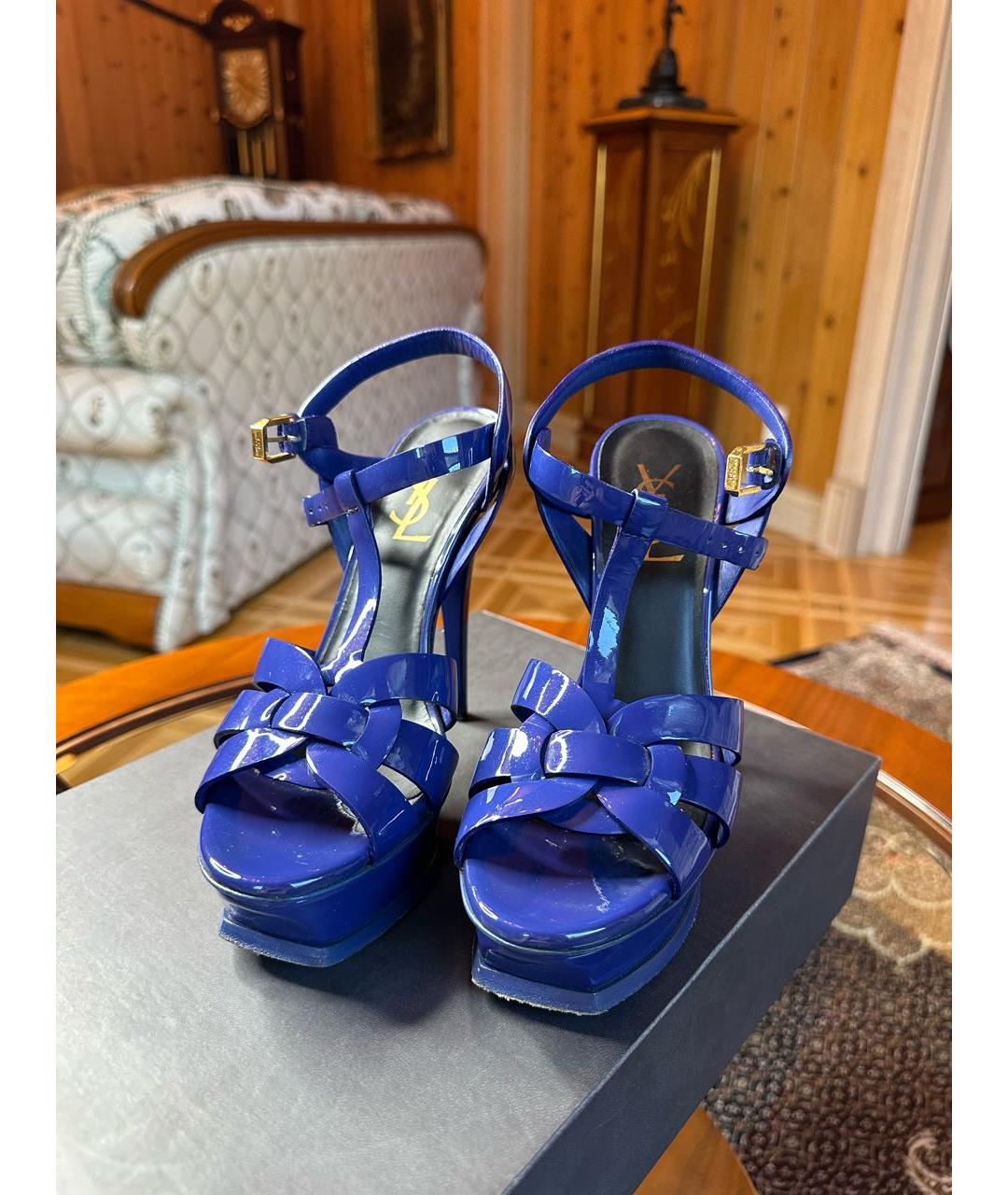 SAINT LAURENT Синие босоножки из лакированной кожи, фото 2