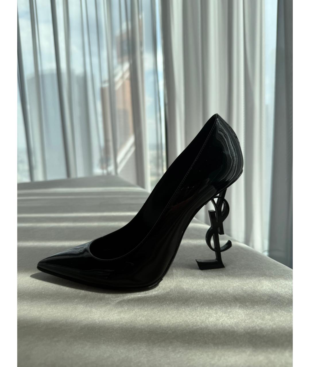 SAINT LAURENT Черные лодочки на низком каблуке из лакированной кожи, фото 2