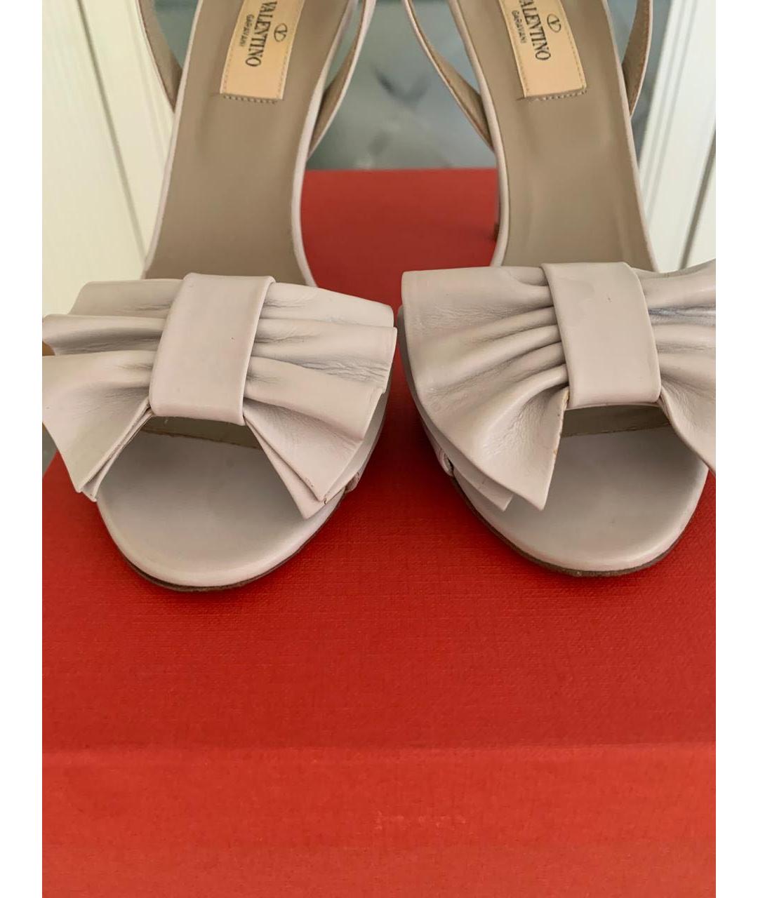 VALENTINO Бежевые кожаные босоножки, фото 2
