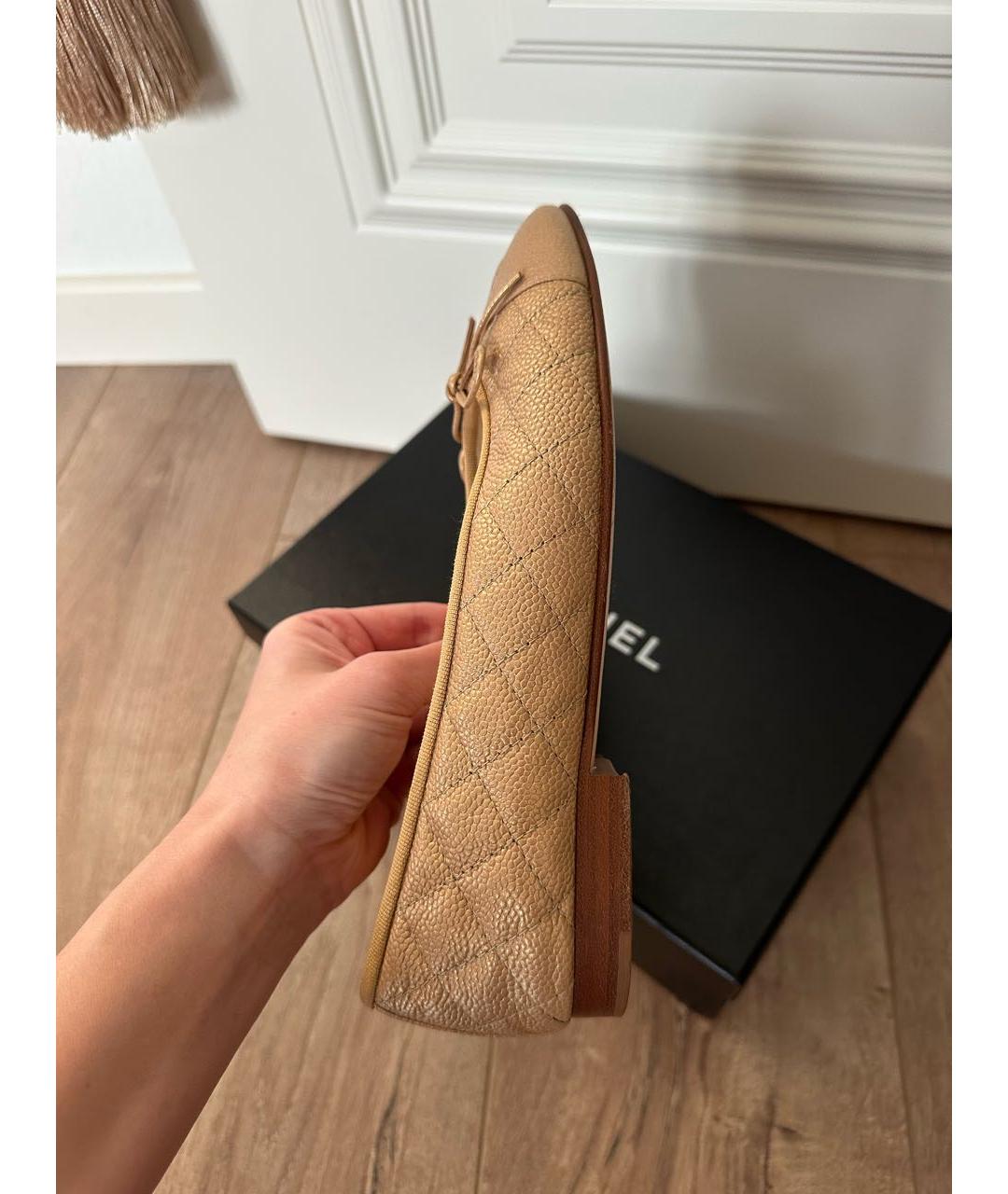 CHANEL Золотые кожаные балетки, фото 6