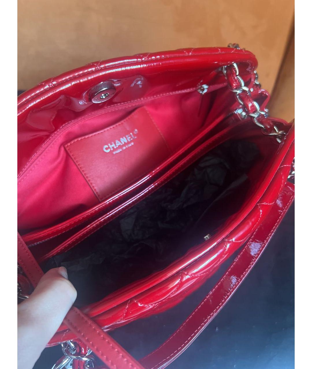 CHANEL Красная сумка тоут из лакированной кожи, фото 4