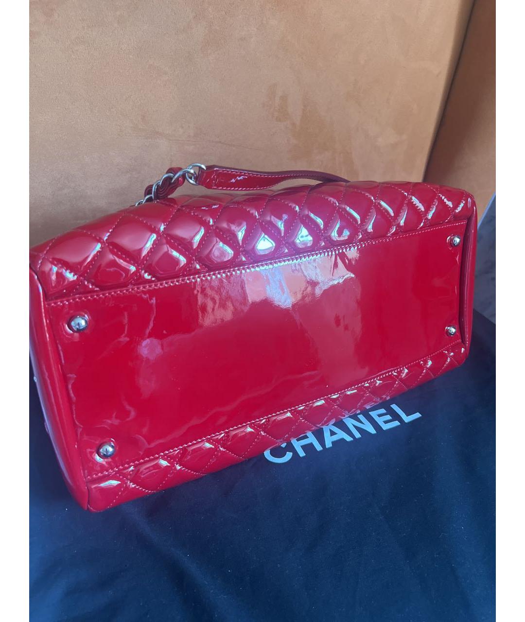 CHANEL Красная сумка тоут из лакированной кожи, фото 5