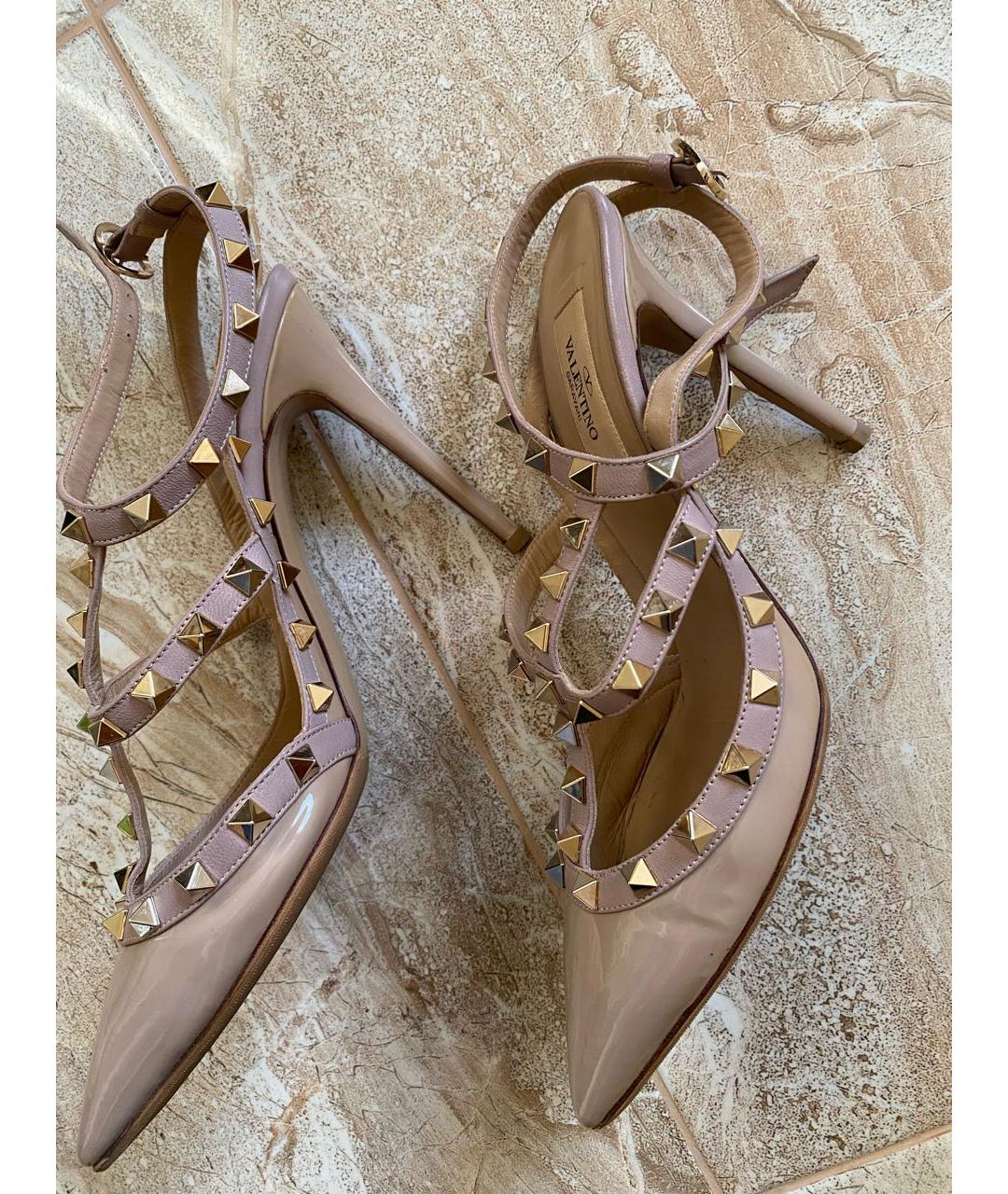 VALENTINO Бежевые босоножки из лакированной кожи, фото 6