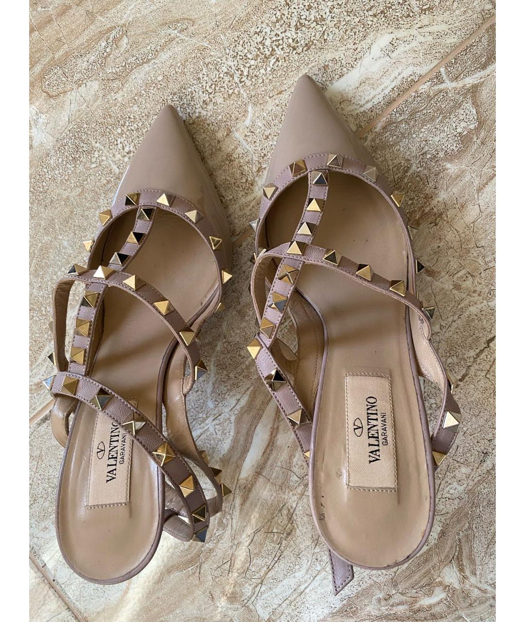 VALENTINO Бежевые босоножки из лакированной кожи, фото 3