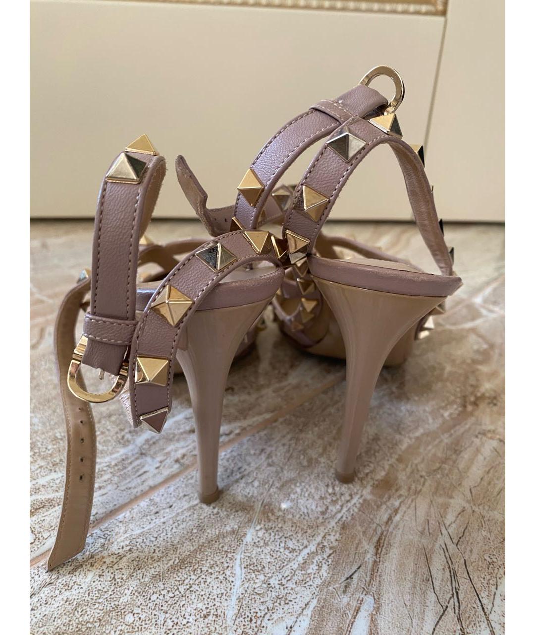 VALENTINO Бежевые босоножки из лакированной кожи, фото 4