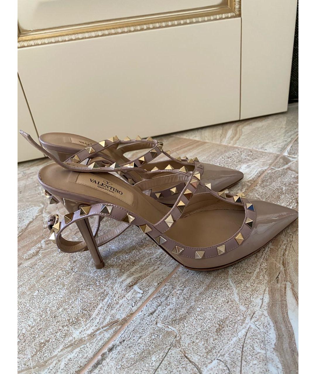 VALENTINO Бежевые босоножки из лакированной кожи, фото 8
