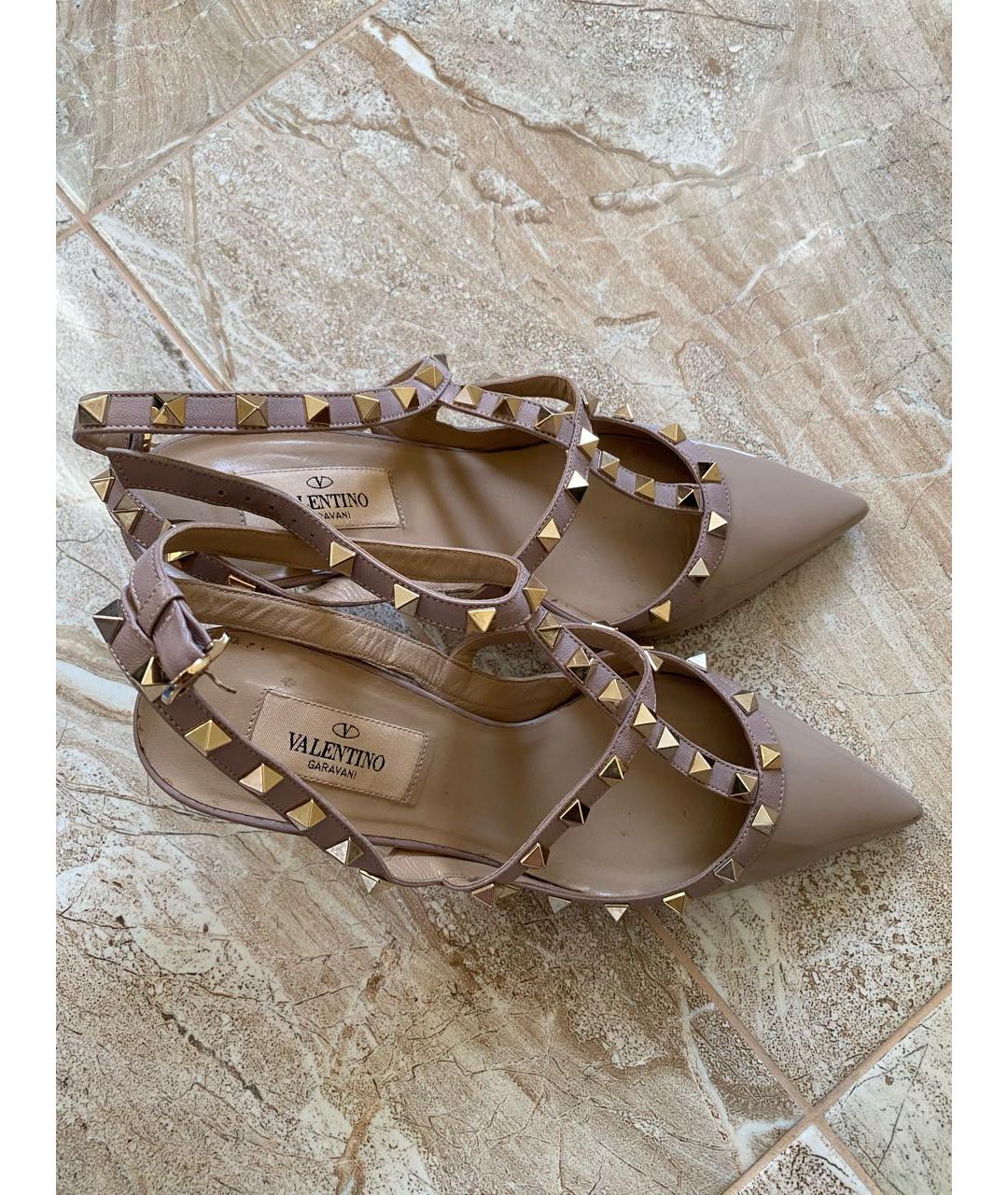 VALENTINO Бежевые босоножки из лакированной кожи, фото 5