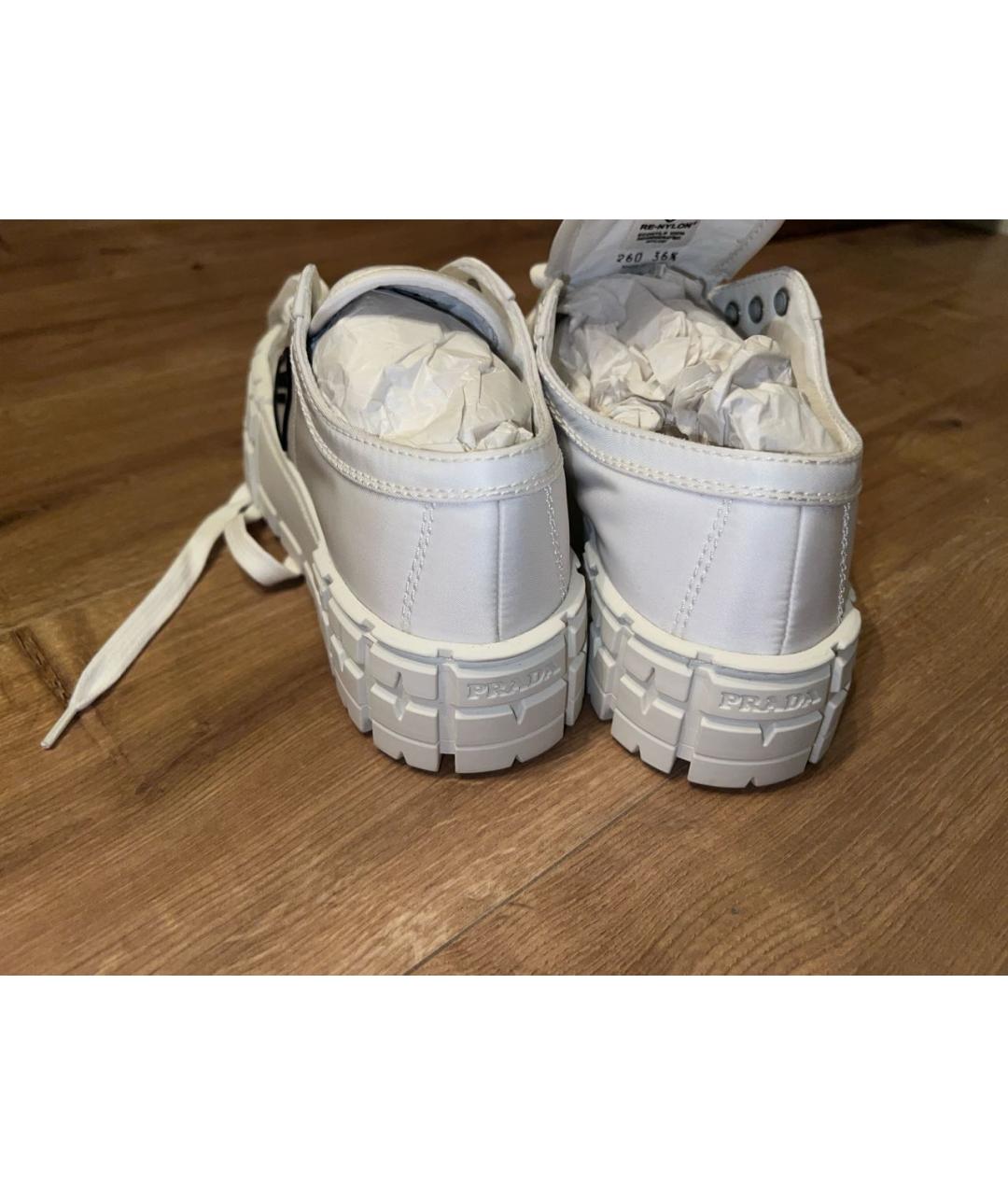 PRADA Белые текстильные кеды, фото 3