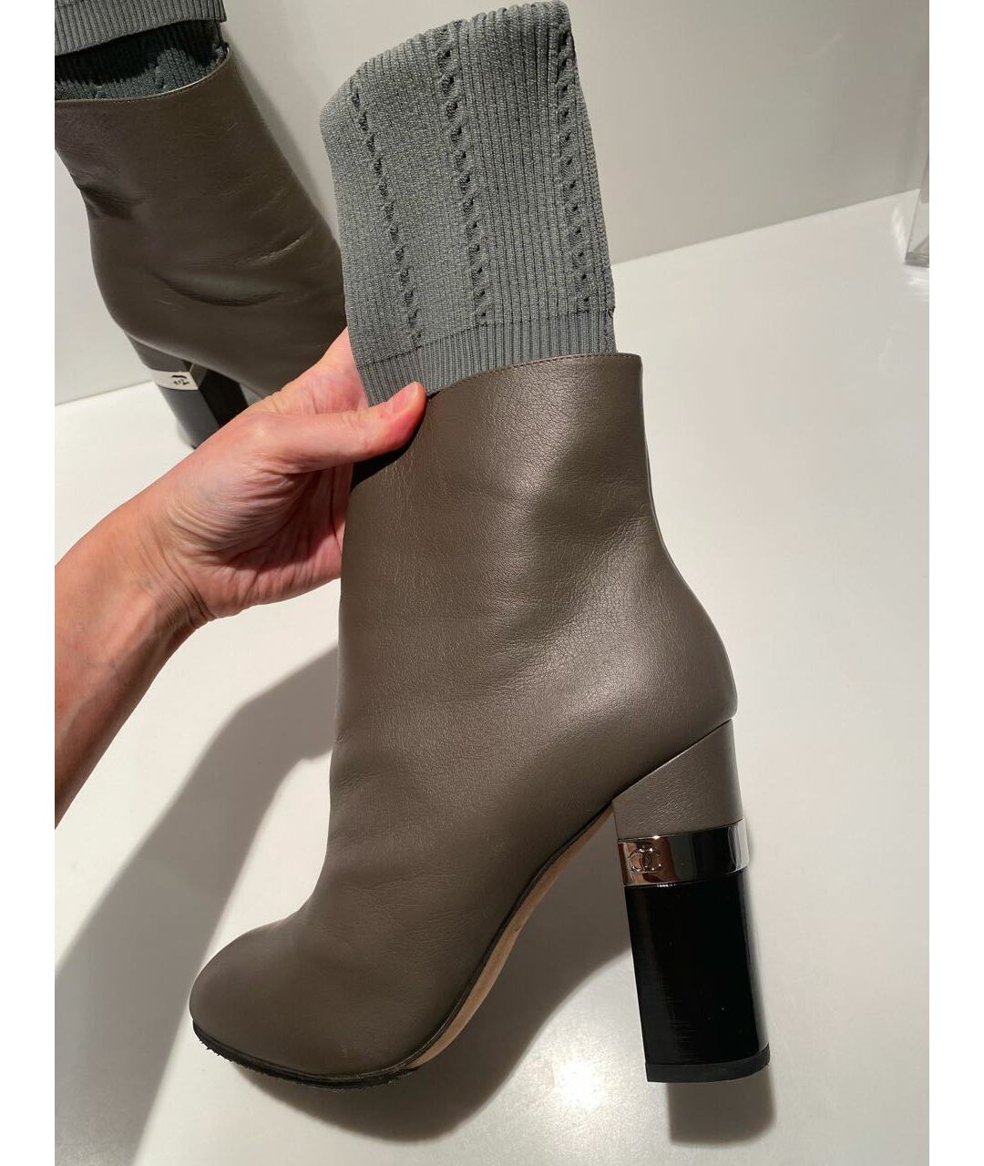 CHANEL Серые кожаные сапоги, фото 6