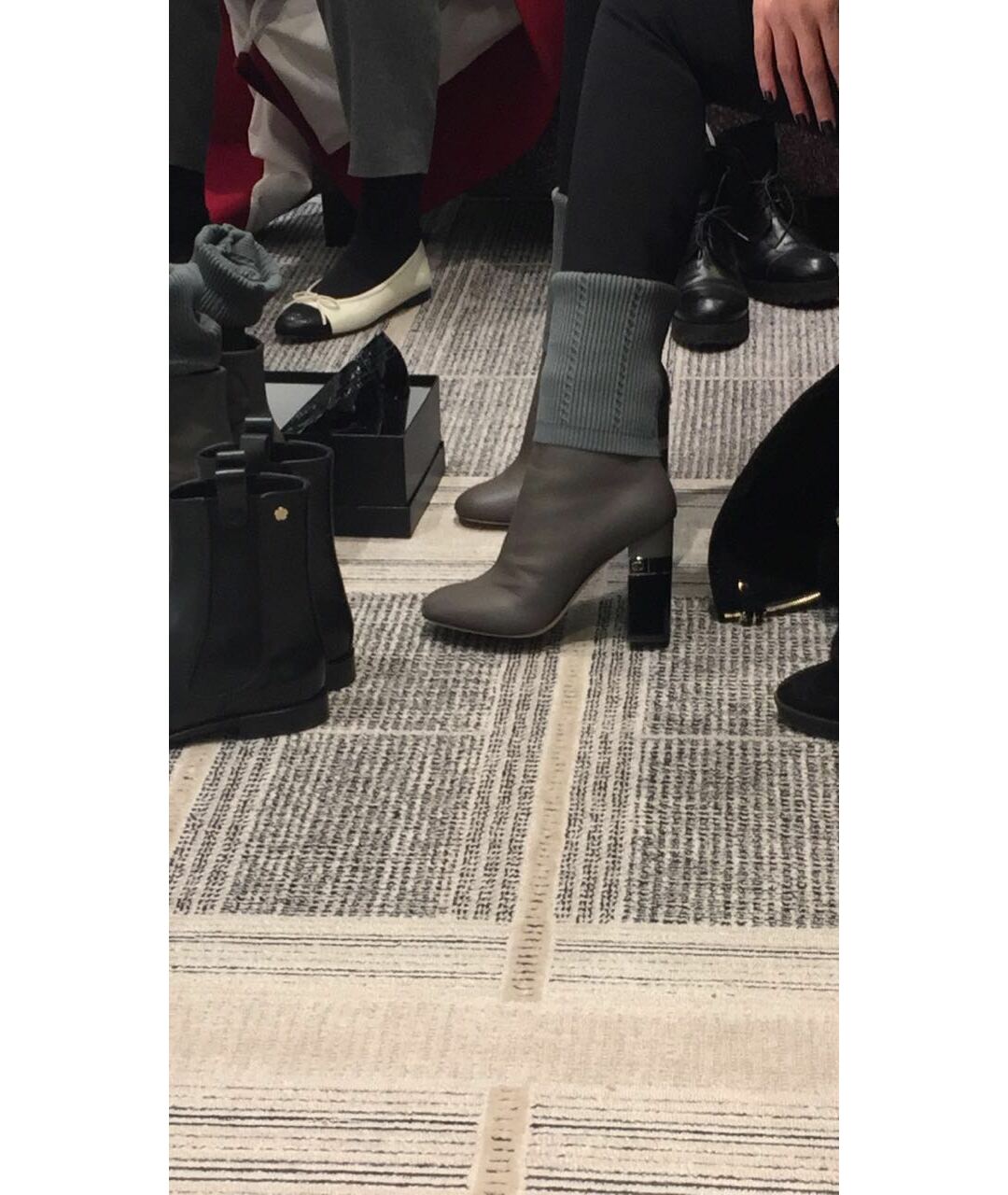 CHANEL Серые кожаные сапоги, фото 4
