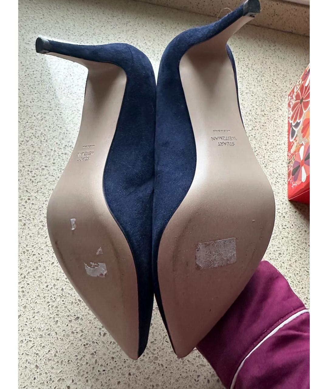 STUART WEITZMAN Темно-синие замшевые лодочки на низком каблуке, фото 3