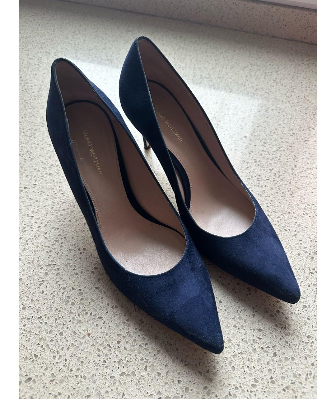 STUART WEITZMAN Темно-синие замшевые лодочки на низком каблуке, фото 2