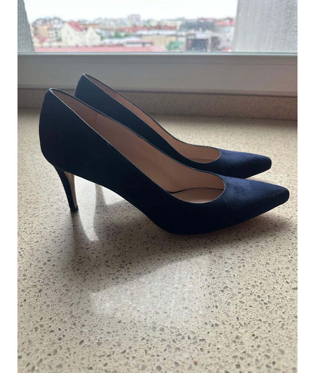 STUART WEITZMAN Темно-синие замшевые лодочки на низком каблуке, фото 4