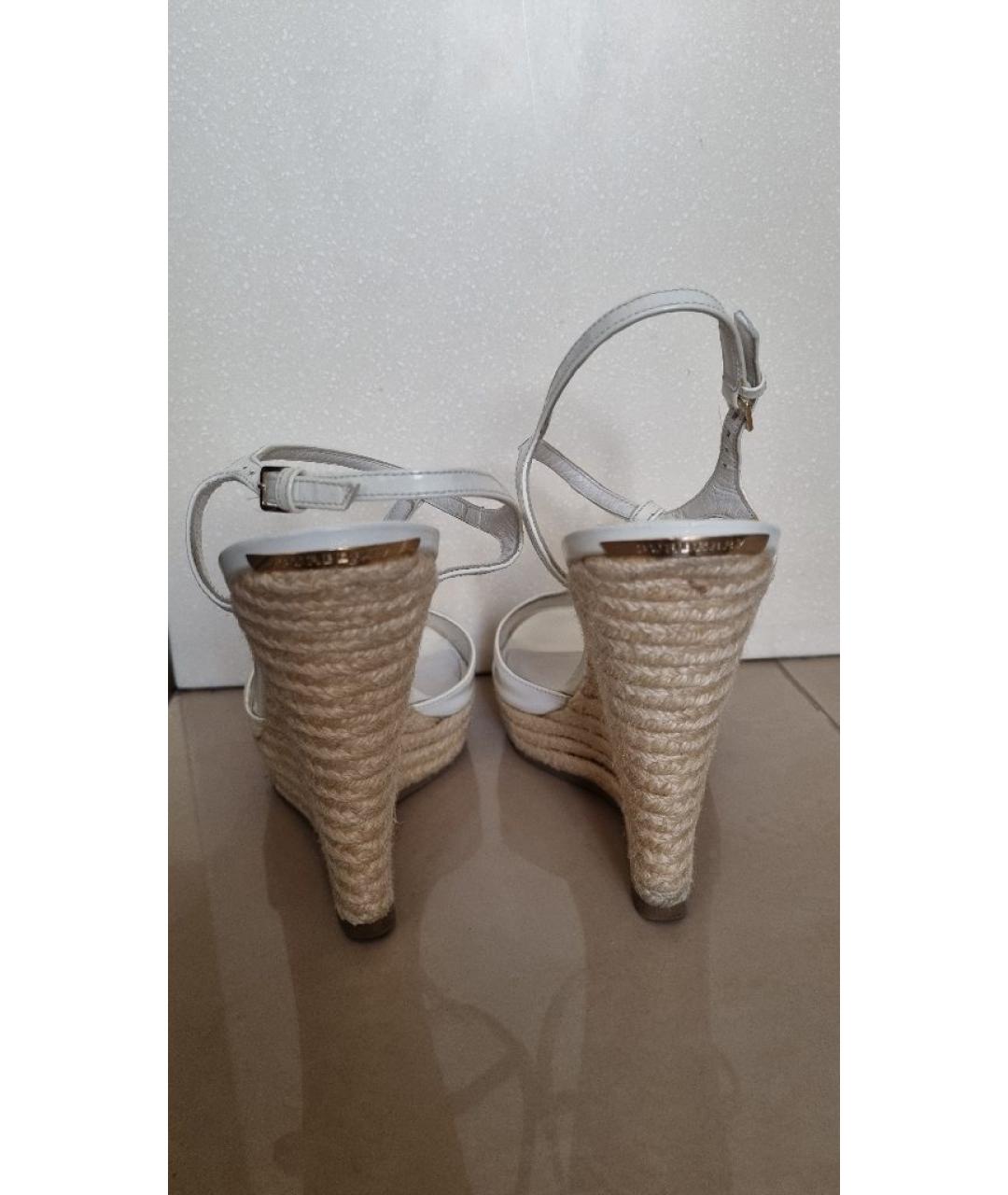 BURBERRY Белые босоножки из лакированной кожи, фото 4