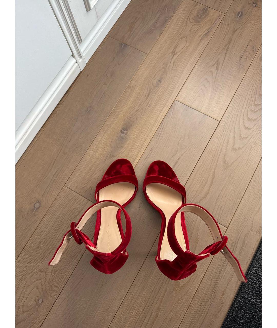 GIANVITO ROSSI Бордовые бархатные босоножки, фото 3