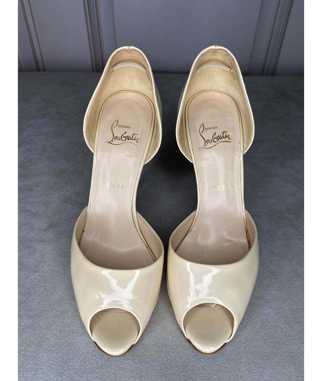 CHRISTIAN LOUBOUTIN Белые свадебные туфли на высоком каблуке из лакированной кожи, фото 2